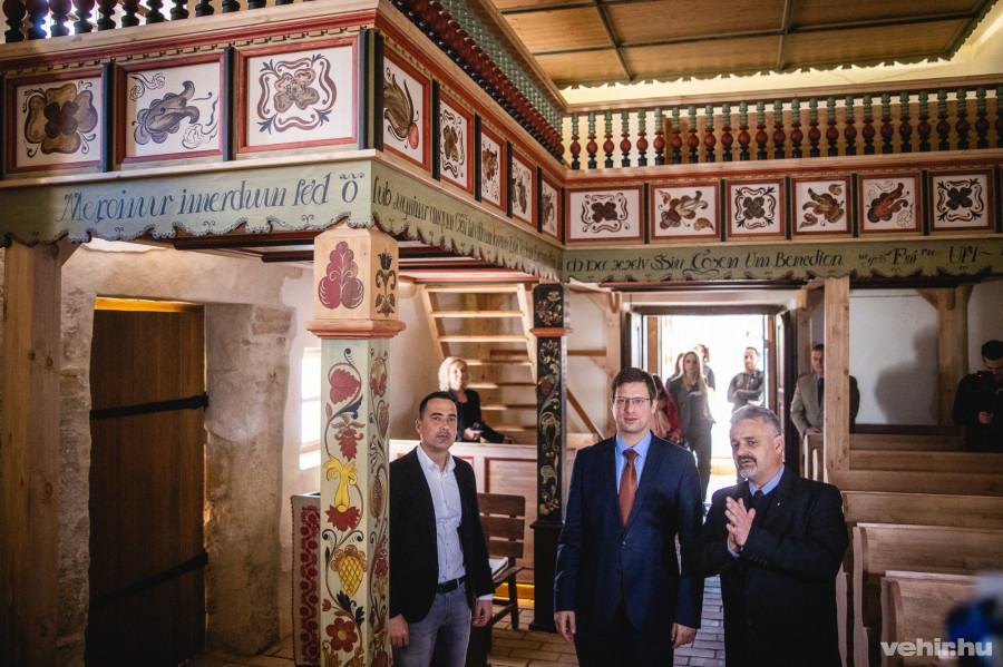 Ovádi Péter, Gulyás Gergely és Bikádi László Károly 2022. március 22-én a megújult sólyi református templomban.