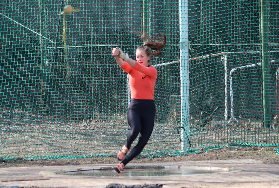 A felnőttek között induló Csatári Jázmin 61.50 méterre repítette a kalapácsot - Fotó: VEDAC