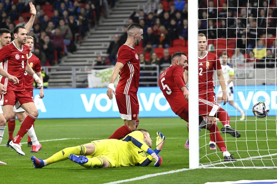 Nagy Zsolt (k) öngólja, mellette Fiola Attila (j2), elöl Gulácsi Péter kapus a Magyarország - Szerbia barátságos labdarúgó-mérkőzésen a Puskás Arénában 2022. március 24-én. MTI/Kovács Tamás