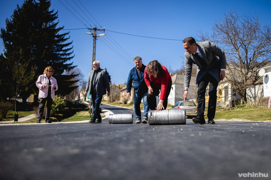 Fekete János (szürke zakóban), Sümeginé Hegyi Ilona Adelheid (piros felsőben) és Ovádi Péter a lókúti útádadón 2022. március 27-én.