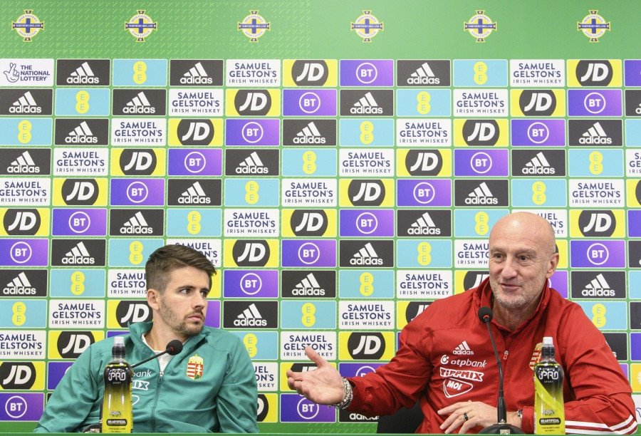 Nagy Ádám labdarúgó (b) és Marco Rossi szövetségi  kapitány az északír labdarúgó válogatott elleni mérkőzés előtti sajtótájékoztatón a belfasti Winsor Park stadionban 2022. március 28-án. A magyar labdarúgó-válogatott másnap az észak-írországi barátságos mérkőzésen tartja főpróbáját a júniusi és szeptemberi Nemzetek Ligája-sorozatra. MTI/Szigetváry Zsolt