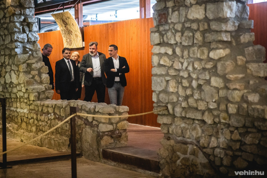 Kovács Lóránd Olivér, Latorczai Csaba, L. Simon László és Ovádi Péter megtekinti megtekinti a balácai római kori villagazdaságot a védőtető-szerkezete átadása napján Nemesvámos szomszédságában 2022. március 29-én.