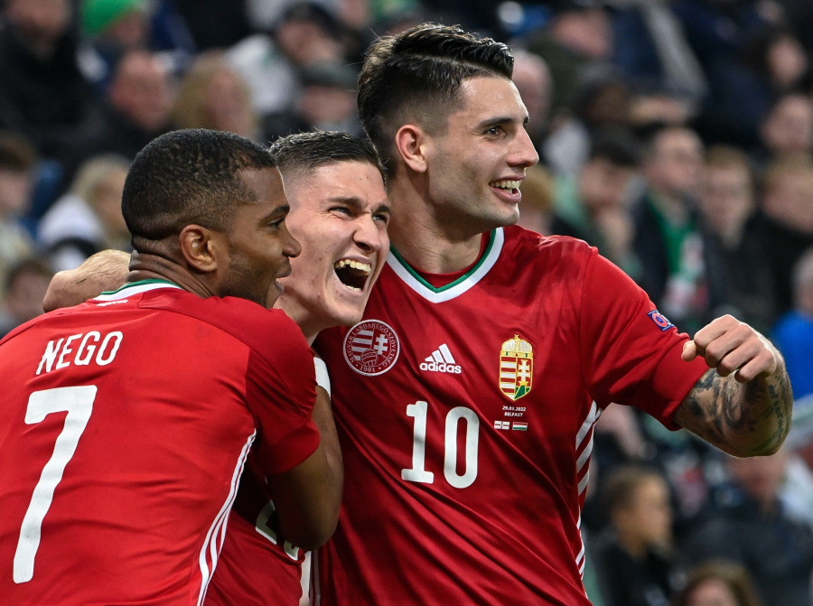 Belfast, 2022. március 29. Nego Loic, Sallai Roland és Szoboszlai Dominik (b-j) gólöröme a belfasti Windsor Park stadionban játszott Észak-Írország - Magyarország felkészülési mérkőzésen 2022. március 29-én. MTI/Szigetváry Zsolt
