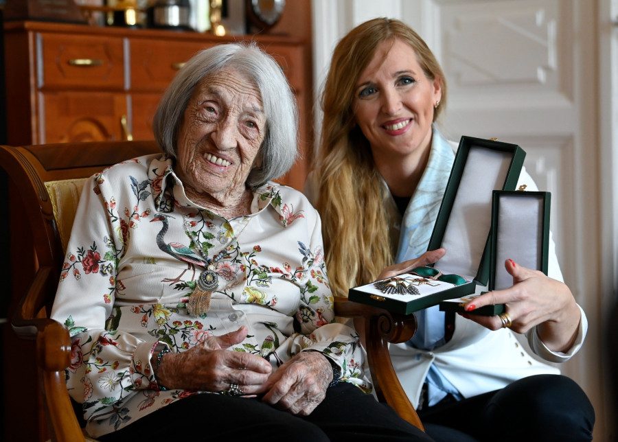 Szabó Tünde sportért felelős államtitkár (j) átadja Keleti Ágnes ötszörös olimpiai bajnok tornásznak a Magyar Érdemrend Középkeresztje a Csillaggal kitüntetést a sportoló budapesti otthonában 2022. április 7-én. A világ legidősebb, 101 éves olimpiai bajnoka az 1952-es, helsinki olimpián talajon lett aranyérmes, négy évvel később Melbourne-ben megvédte címét, illetve győzött gerendán, felemás korláton és a kéziszercsapat tagjaként. MTI/Kovács Tamás