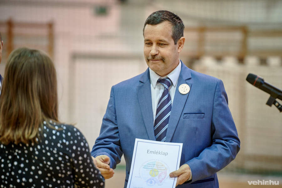 Emléklappal köszöntötték az iskola  támogatóit