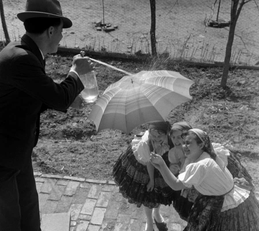 Így is lehet védekezni a hideg víz ellen. (1964. MTI-fotó: Fehérváry Ferenc)