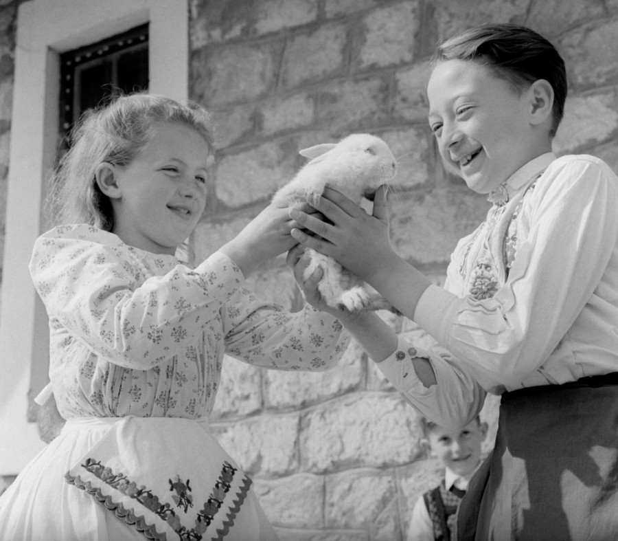 Egy kislány nyuszival ajándékozza meg locsolóját a bánki szokás szerint. (Bánk, 1959.03.25., MTI Fotó: Urbán Nándor-Fehérváry Ferenc)