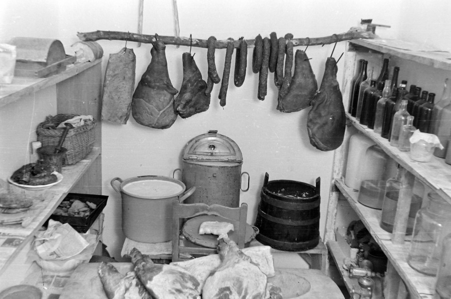 A sonkát saját maguk készítették a falusiak. Éléskamra az 1940-es évekből ( Fotó: Fortepan)