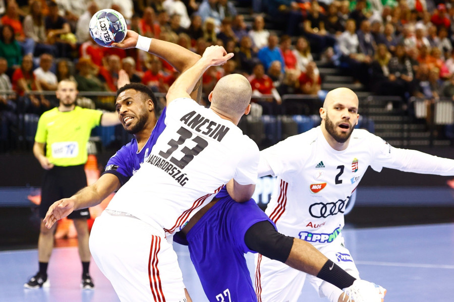 Sipos Adrián (j) és Ancsin Gábor, a magyar, valamint Daniel Moszindi, az izraeli válogatott játékosa a férfi kézilabda világbajnoki selejtező mérkőzésen a Tatabányai Multifunkciós Csarnokban 2022. április 16-án. MTI/Kovács Anikó
