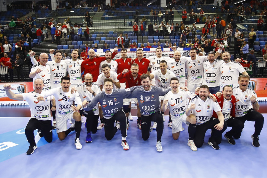 A magyar válogatott tagjai, miután 31-22-re nyertek Izrael ellen a férfi kézilabda világbajnoki selejtező mérkőzésen a Tatabányai Multifunkciós Csarnokban 2022. április 16-án. MTI/Kovács Anikó