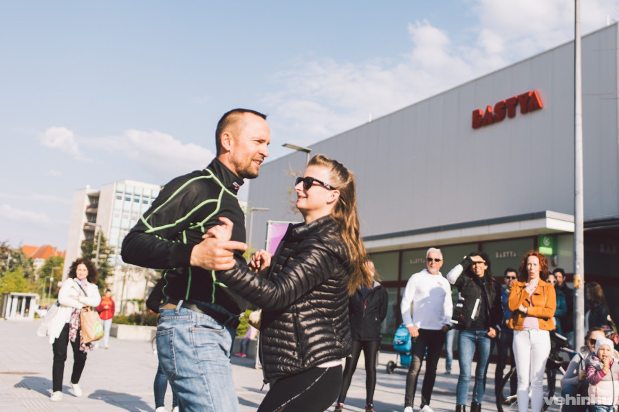 Táncolni végül is bárhol lehet.