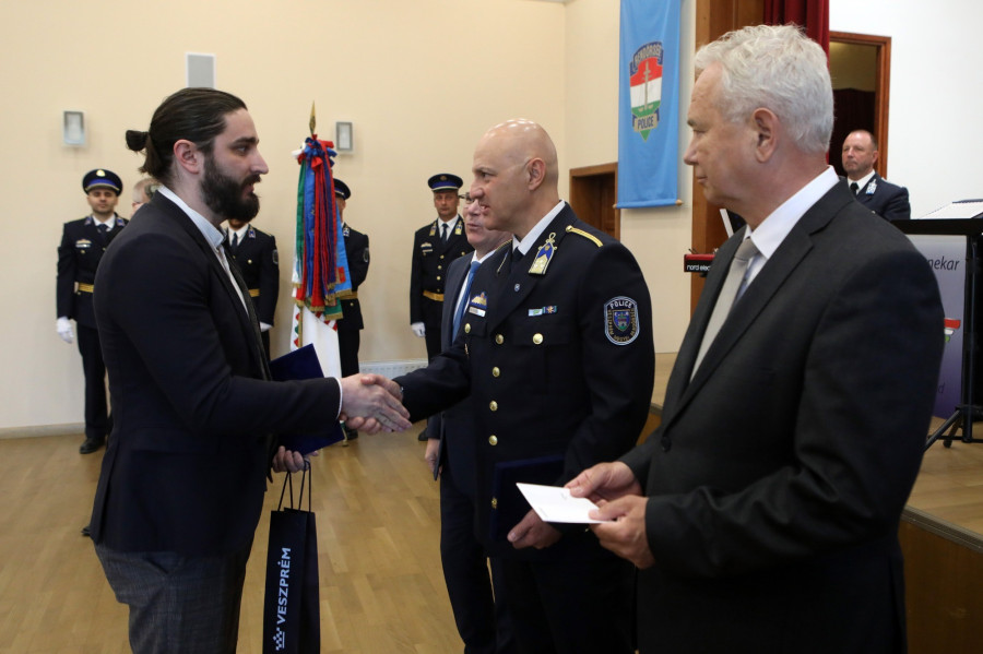 Hajas Bálint, ügyvezető a Méz Rádió nevében átveszi a Komjáthy-díjat