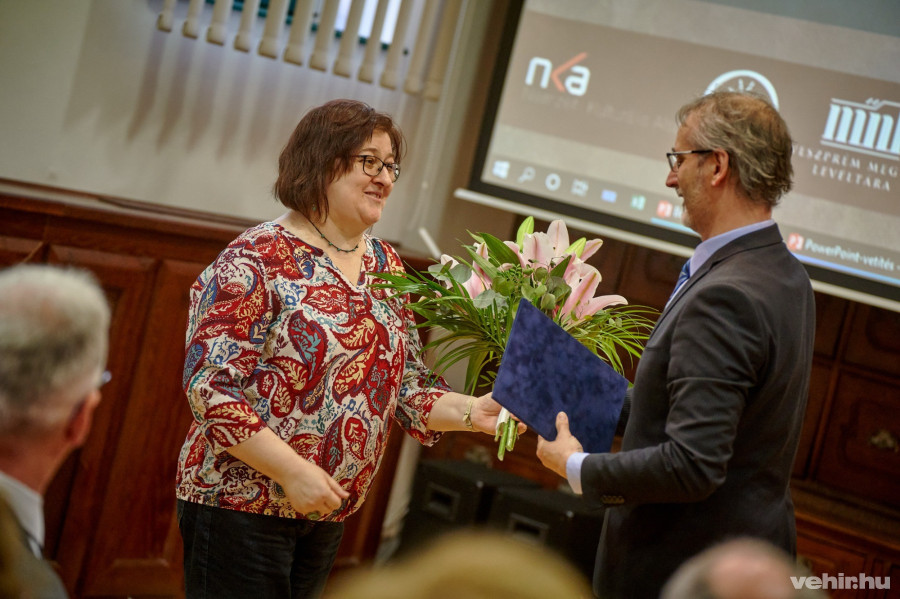 Az Összetört emlékezet című kiadvány, melyért Karika Tímea felelt, szintén díjat kapott