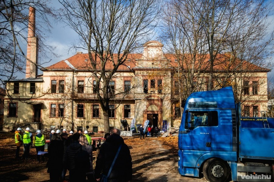 A gyermekkórháznál már javában zajlik a munka