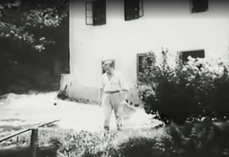 Részlet az Aranypáva című filmből, háttérben a malommal