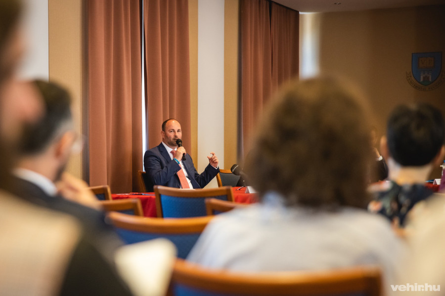 Csillag Zsolt a sajtótájékoztatón