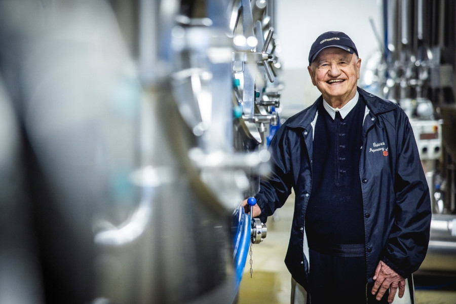 Bernát atya a sörfőzdében (fotó: HelloVEB / Kovács Bálint)