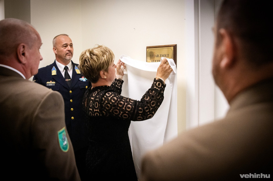 Az emléktáblát Vitár Zsolt özvegyével közösen leplezték le