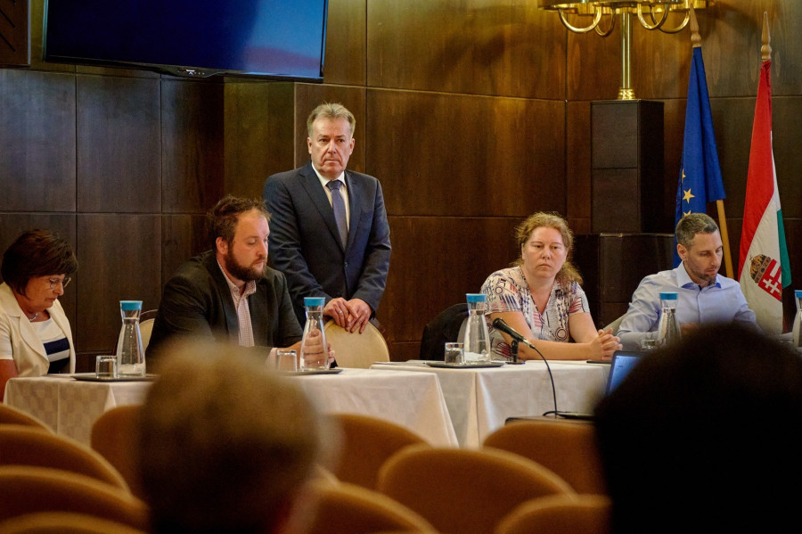 Kaiser Tamás (középen)