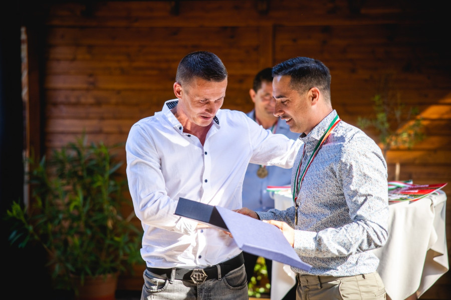 Pető Tamás vezetőedzőnek Ovádi Péter országgyűlési képviselő adta át a díjat