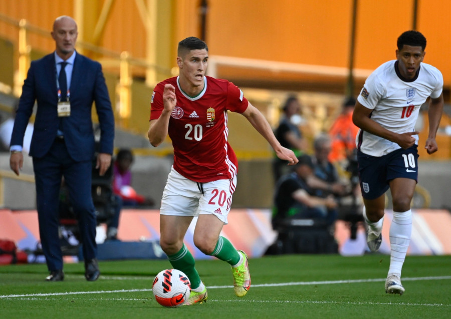 Sallai Roland (k) és az angol Jude Bellingham (j), valamint Marco Rossi, a magyar válogatott szövetségi kapitánya (b) a labdarúgó Nemzetek Ligája 4. fordulójában játszott Anglia - Magyarország mérkőzésen a wolverhamptoni Molineux Stadionban 2022. június 14-én. MTI/Koszticsák Szilárd