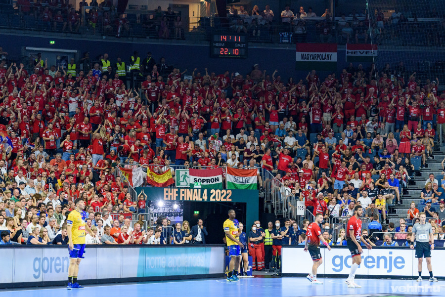 Csaknem húszezer néző előtt csapott össze a magyar és a lengyel bajnok Kölnben