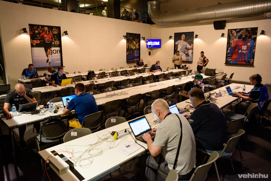 Bepillantás a médiaközpontba