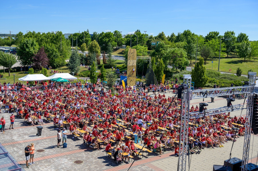 A Veszprém Aréna előtt is szurkoltak a csapat sikeréért - Fotó: Baumann Béla