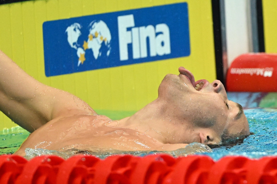 A győztes Milák Kristóf a férfi 200 méteres pillangóúszás döntője után a vizes világbajnokságon a Duna Arénában 2022. június 21-én. Milák Kristóf 1:50.34-es világcsúccsal győzött. MTI/Illyés Tibor 