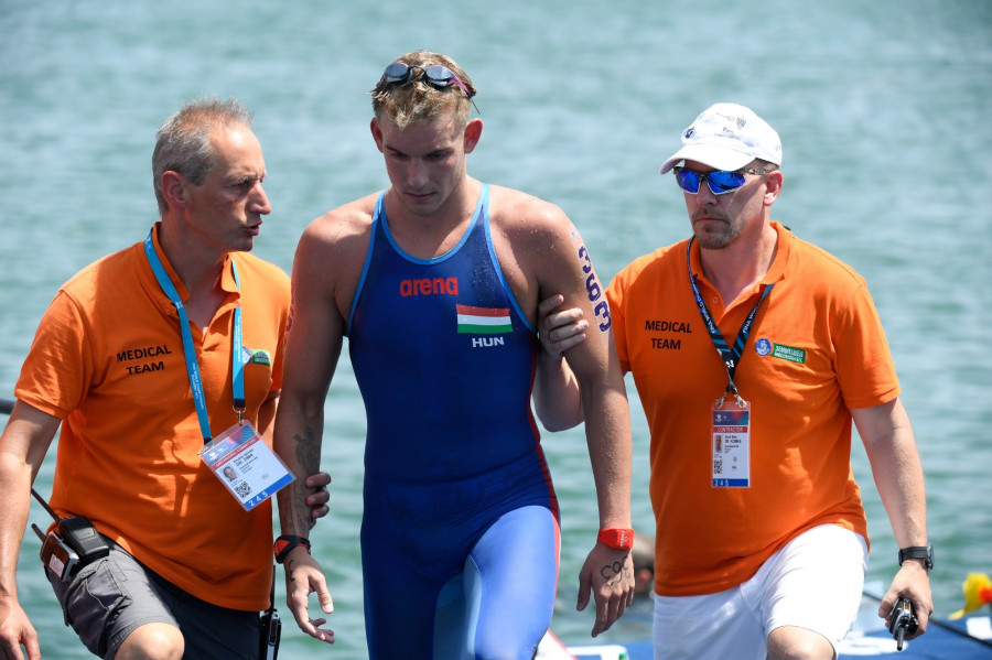 Rasovszky Kristófot (k) kísérik, aki a férfi nyíltvízi úszók 10 kilométeres versenyén féltávnál feladta a versenyt a vizes világbajnokságon a budakalászi Lupa-tavon 2022. június 29-én. MTI/Szigetváry Zsolt