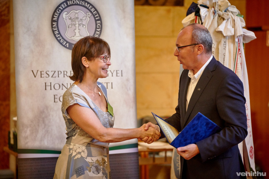 Márkusné Vörös Hajnalka átveszi a polgármesteri kitüntetést