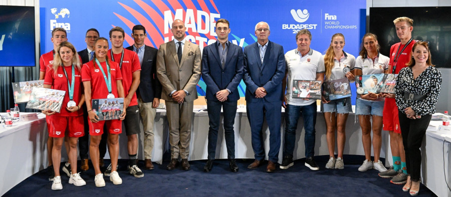 Betlehem Dávid, Rohács Réka nyíltvízi úszók, Fürjes Balázs, a Miniszterelnökség parlamenti államtitkára, a FINA Bureau magyar tagja, Olasz Anna, Gálicz Péter nyíltvízi úszók, Szántó Dávid, a Magyar Úszó Szövetség nemzetközi versenyrendezési és kommunikációs vezetője, Schmidt Ádám sportért felelős államtitkár, Milák Kristóf olimpiai, háromszoros világ-, Európa- és ifjúsági olimpiai bajnok úszó, Wladár Sándor, a szervező bizottság és a MÚSZ elnöke, Bíró Attila, a magyar női vízilabda válogatott szövetségi kapitánya, Gurisatti Réka és Keszthelyi-Kis Rita vízilabdázók, Rasovszky Kristóf nyíltvízi úszó és Csisztu Zsuzsa, a Magyar Sportújságírók Szövetségének alelnöke (b-j) a budapesti vizes világbajnokság záró sajtótájékoztatóján a Duna Arénában 2022. július 4-én. MTI/Illyés Tibor