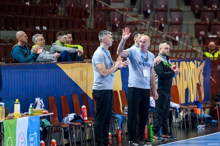 Éles József klubigazgató (integet) már nagyon várja az új idényt (archív fénykép)