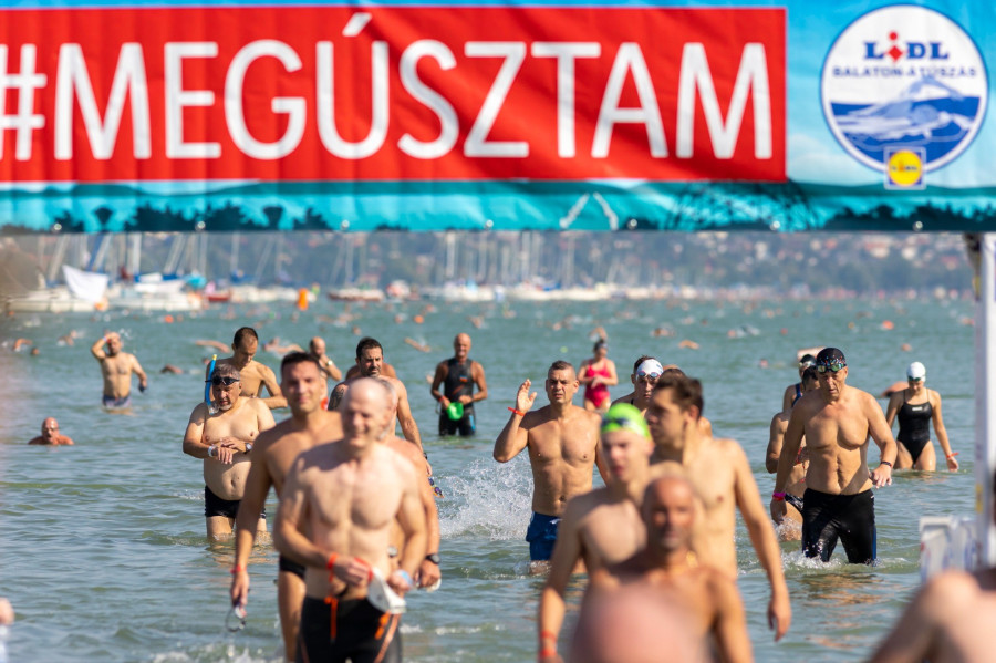 A 40. Lidl Balaton-átúszás résztvevői a balatonboglári célban 2022. július 23-án. MTI/Varga György 