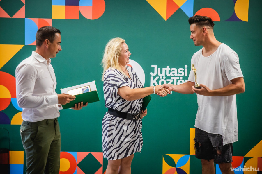 A díjat Ovádi Péter parlamenti képviselő és Jung Edina, a Haszkovó Hírmondó ötletgazdája adta át