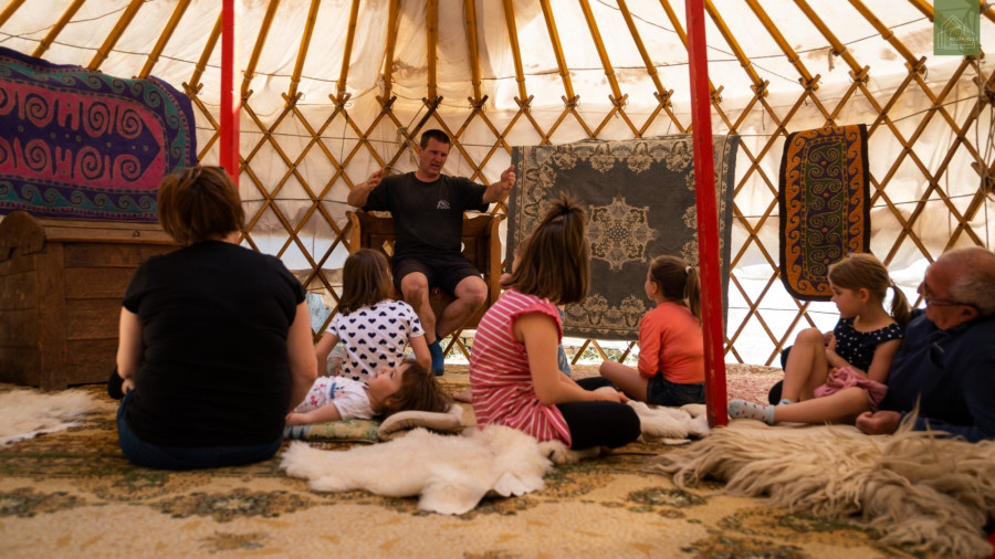 Akár jurtában is hallgathatunk meséket (Fotó: Csűrdöngölő Kulturális Egyesület Facebook)
