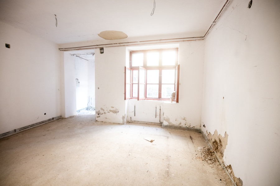 A tetőtér beépítésével lakásokat, a földszinten hegedűműhelyt és ahhoz kapcsolódó helyiségeket alakítanak ki