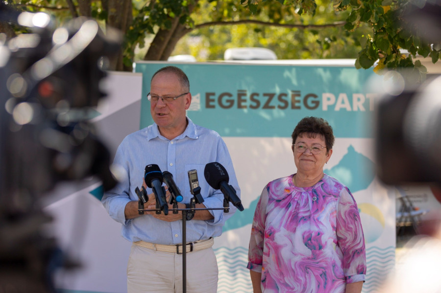 Navracsics Tibor területfejlesztési miniszter és Müller Cecília országos tisztifőorvos a mobil egészségügyi szűrővizsgálatokról tartott sajtótájékoztatón Csabrendeken 2022. augusztus 10-én. Mobil egészségügyi szűrésen vehetnek részt a Balaton-parti települések lakói és az ott nyaralók. Az Egészségpart elnevezésű kezdeményezés már májusban elindult, eddig öt településen tartottak szűréseket, amelyeken 837 ember vett részt. MTI/Varga György