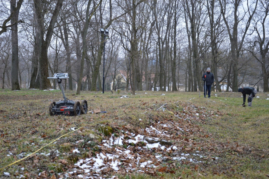 A Győrffy-Villám Zsombor és Pátkai Ádám Sándor által vezetett műszeres (talajradaros) lelet- és lelőhely felderítés a Szent István-templom sírkertjében 2018-ban