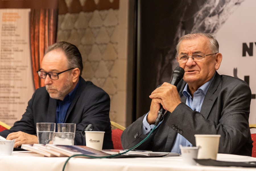 A mikrofonnál Lezsák Sándor