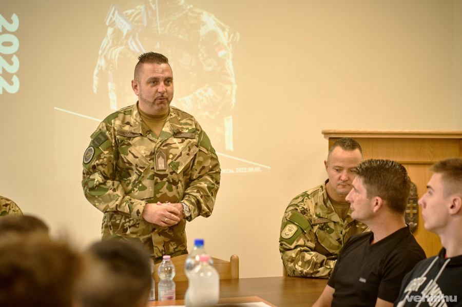 Soós Gyula, alezredes az eligazításon