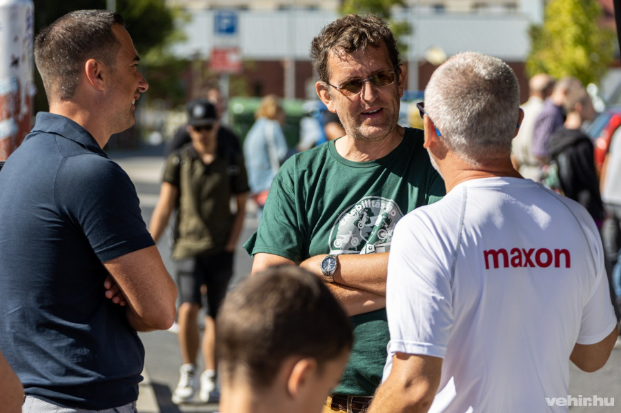 Louis Palmer (középen) Ovádi Péter (országgyűlési képviselő) és Szalai Attila (Maxon Motor ügyvezető) társaságában