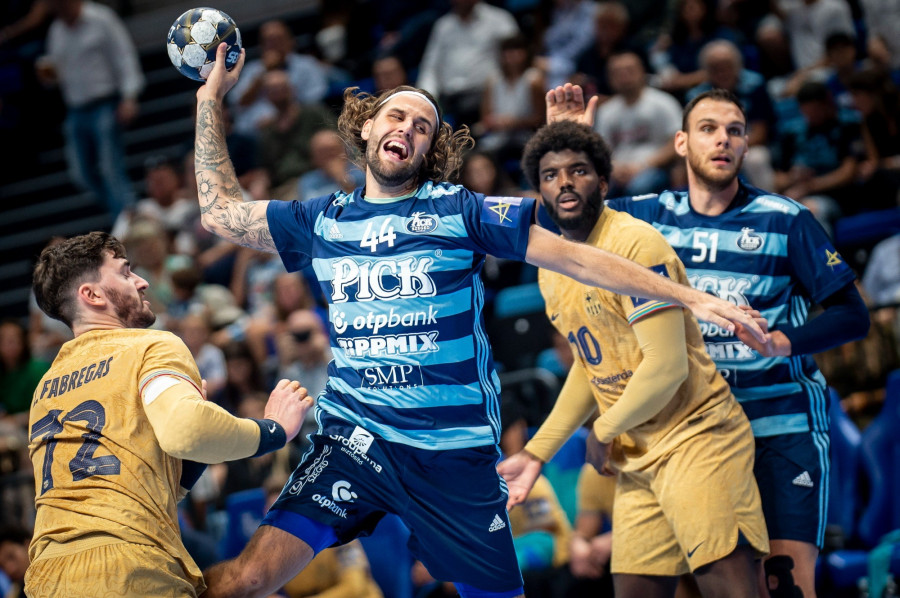 A szegedi Dean Bombac (b2) és Borut Mackovsek (j), valamint Ludovic Fabregas (b) és Dika Mem (j2), a spanyol csapat játékosa a férfi kézilabda Bajnokok Ligája 1. fordulójában játszott Pick Szeged - Barcelona mérkőzésen a szegedi Pick Arénában 2022. szeptember 14-én. MTI/Ujvári Sándor