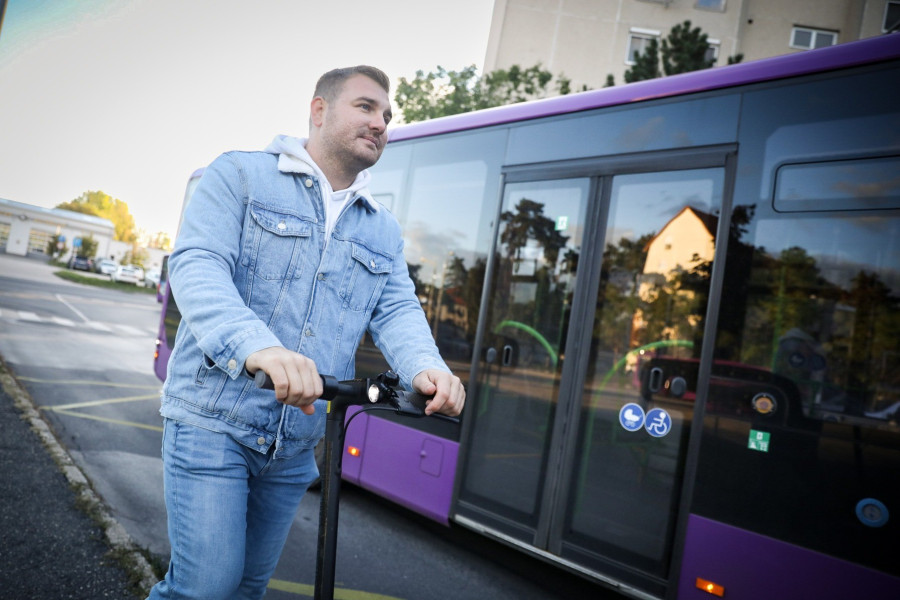 Szekeres Dávid, a Méz Rádió műsorvezetője rollerrel