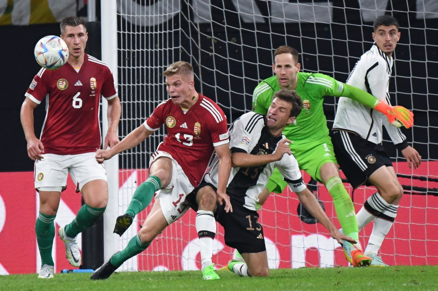 Willi Orbán (b), Schäfer András (b2) és Gulácsi Péter (j2), valamint a német Thomas Müller (b3) a labdarúgó Nemzetek Ligája A divíziója 3. csoportjában, a Németország-Magyarország mérkőzésen a lipcsei Red Bull Arenában 2022. szeptember 23-án. A magyar válogatott 1-0-ra győzött. MTI/Illyés Tibor