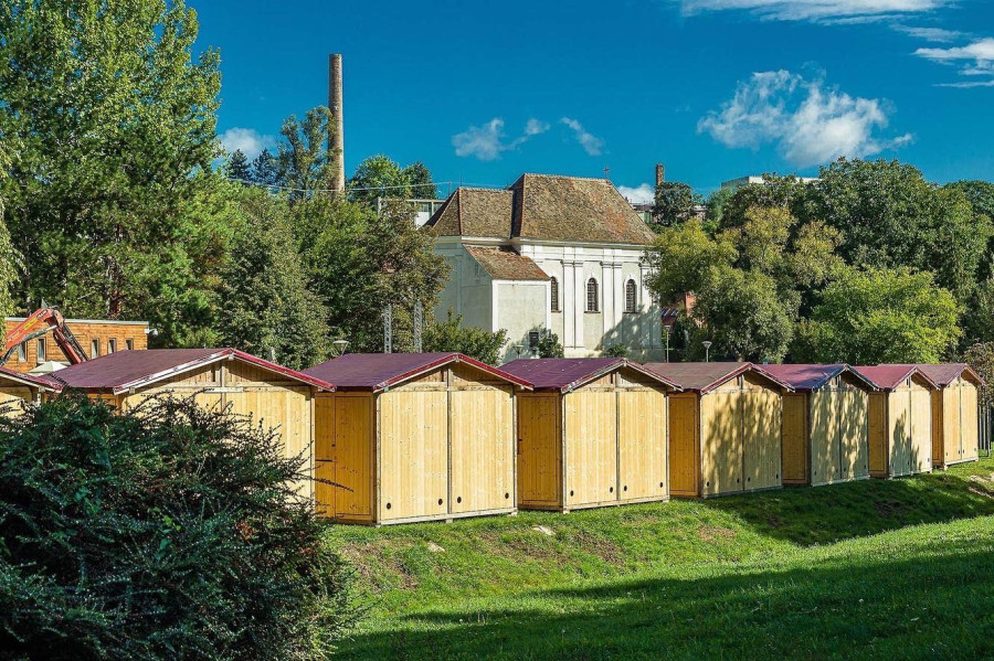 A Kolostorok és Kertek rendezvénytéren már állnak a faházak 