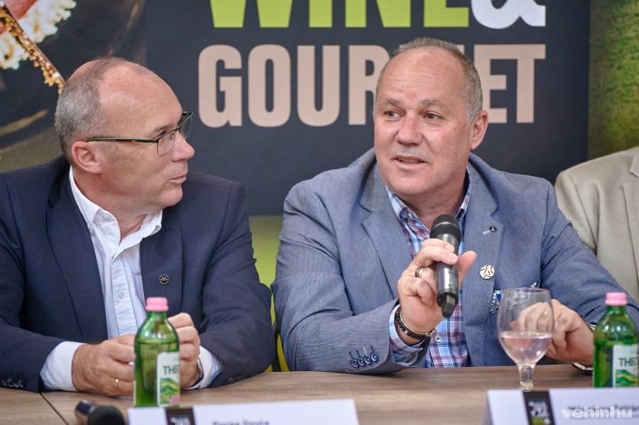 Mészáros Zoltán a BWG beharangozó sajtótájékoztatóján. Mellette Porga Gyula, Veszprém polgármestere