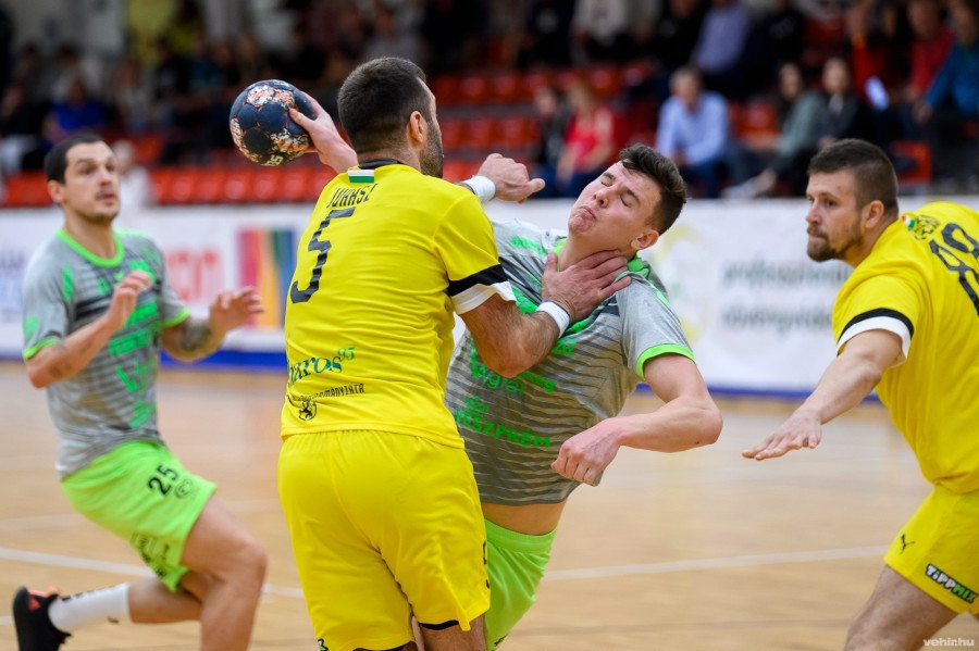 Éles Benedek (középen zöld mezben) csonttörés miatt nem játszhat Franciaországban (archív fénykép)