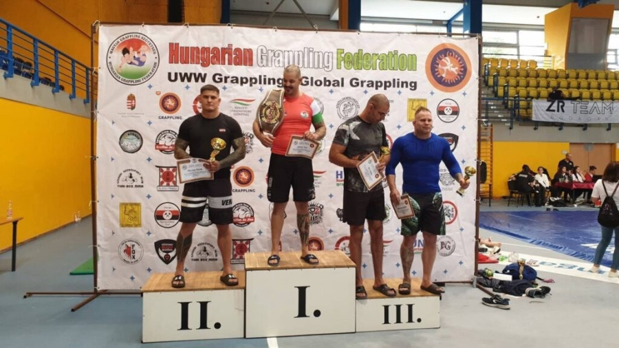 Főczény Károly a dobogó második fokán - Fotók: VESC