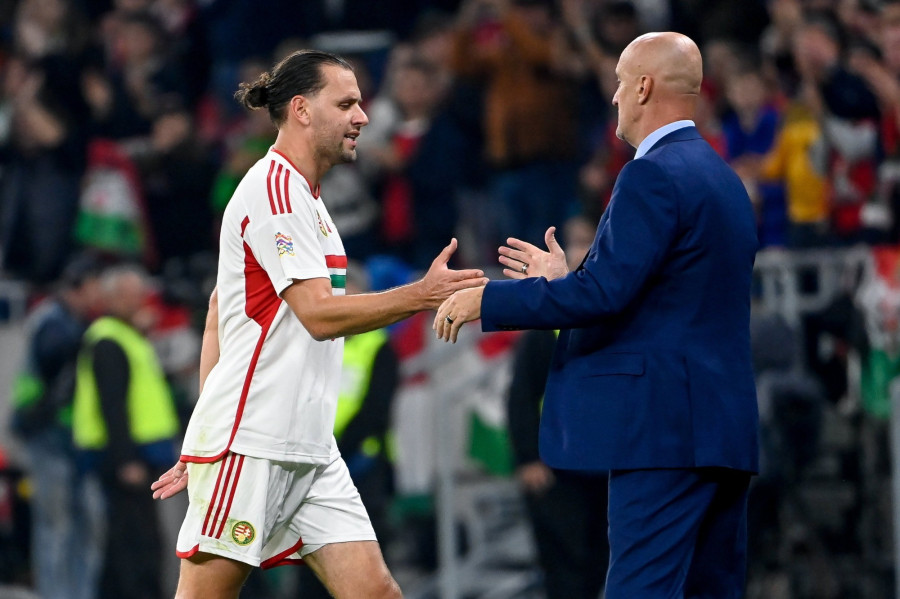 Szalai Ádám, miután lecserélték a labdarúgó Nemzetek Ligája A divíziója 3. csoportjában játszott Magyarország - Olaszország mérkőzésen a Puskás Arénában 2022. szeptember 26-án. Jobbra az olasz Marco Rossi, a magyar válogatott szövetségi kapitánya. MTI/Kovács Tamás